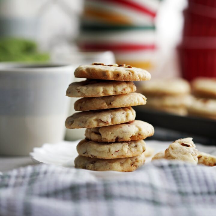 Six-Ingredient Crunchy Almond Cookies