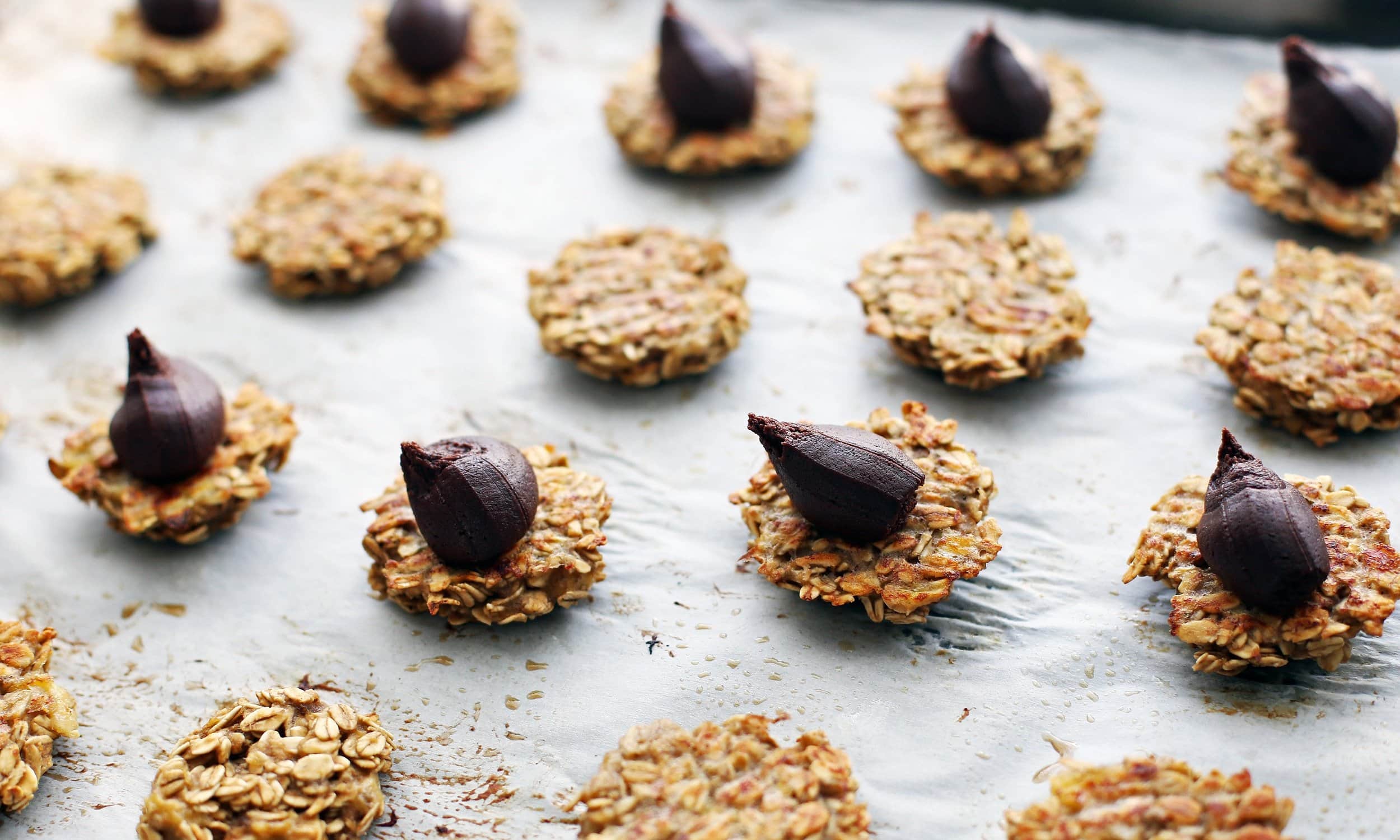 A dollop of peanut butter cocoa filling on half of the oatmeal cookies.